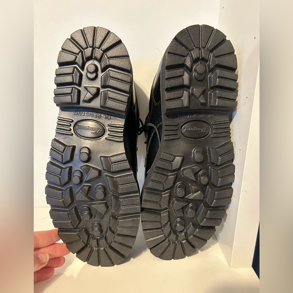 Thorogood black work shoes 9 1/2- NEW with box - Picture 9 of 9